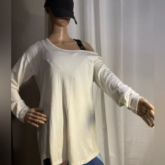 Margulies Tunic Sweater, Elegant ivory Top with Black Zipper Detail. Size Medium - Picture 2 of 4